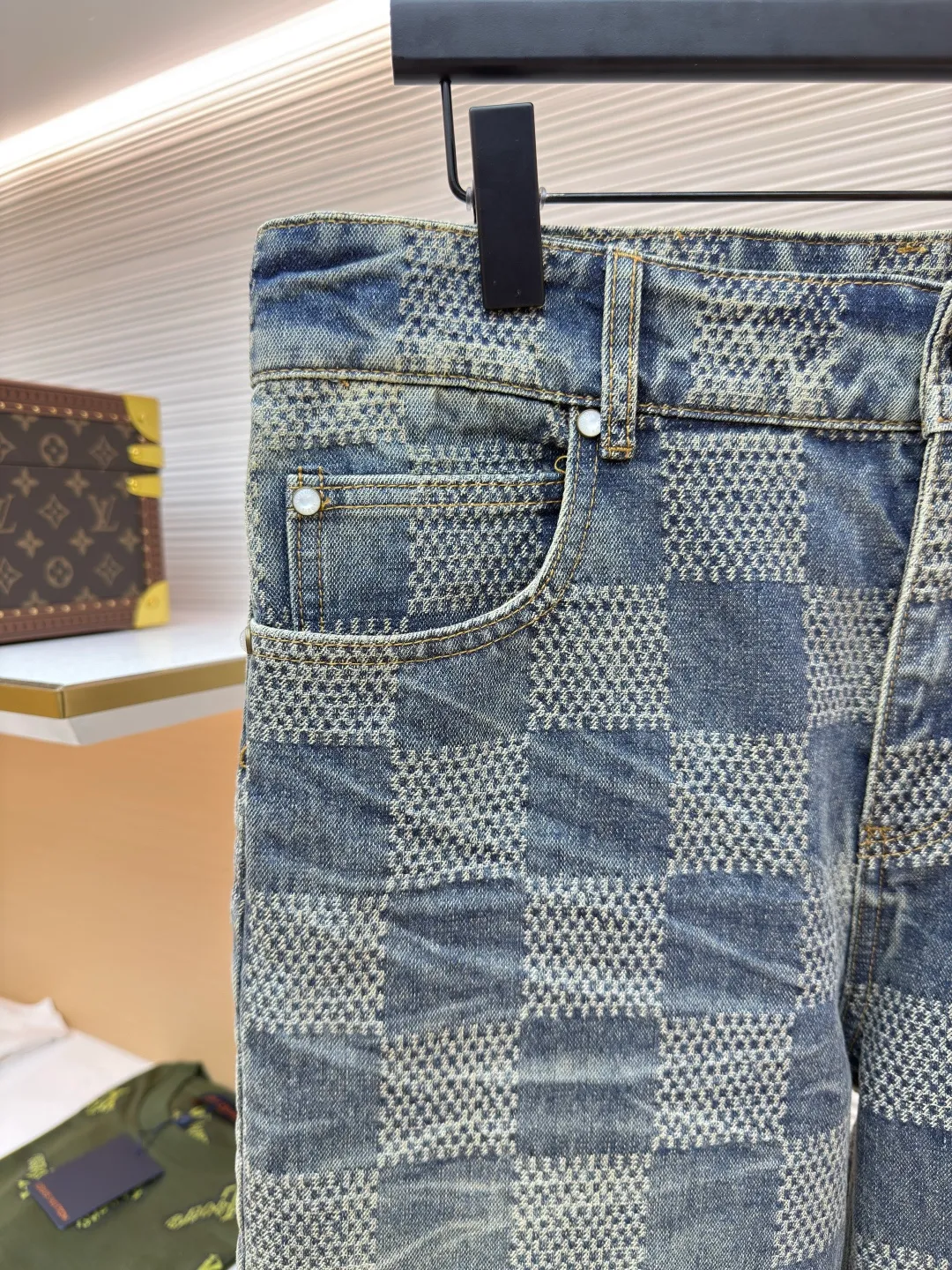 LOUIS VUITTON Yellow checkerboard denim trousers ●Authentic product: purchased and developed by 12899 ●Item number: 1680609-B80 ●Fabric: denim fabric ●Technology: jacquard production ●Version: fitted version ●Weight: about 825 grams ●Size: 30-32-34-36 ●Description: The fabric is integrated into 3D Damier jacquard, a classic plaid pattern combined with 3D jacquard technology, is a process of weaving three-dimensional patterns on the fabric through a loom. Fading and distressing effect, this fabric uses sand washing process and special dyeing technology. The natural wear and fading effect of the denim after washing makes it look more retro and historical. The overall wiring is straight and delicate, the fabric is comfortable and soft, and the color is consistent without color difference. It can be matched with the same style to create a fashionable look and control various occasions. Customized accessories, complete with three standards, same style for men and women!